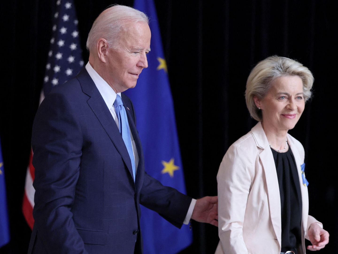 Joe Biden, presidente americano, junto a Ursula Von der Leyen, presidenta de la Comisión Europea. (Reuters)