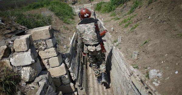 Foto: Un soldado armenio patrulla una trinchera en el frente de Nagorno Karabaj. (Reuters)