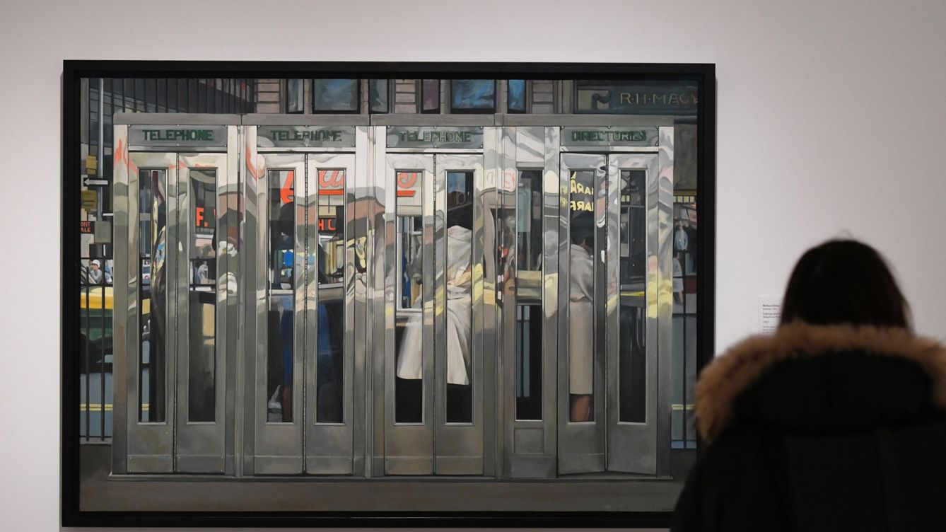 Foto: 'Las cabinas telefónicas', de Richard Estes (1967) es uno de los cuadros que se puede ver en esta exposición (EFE)