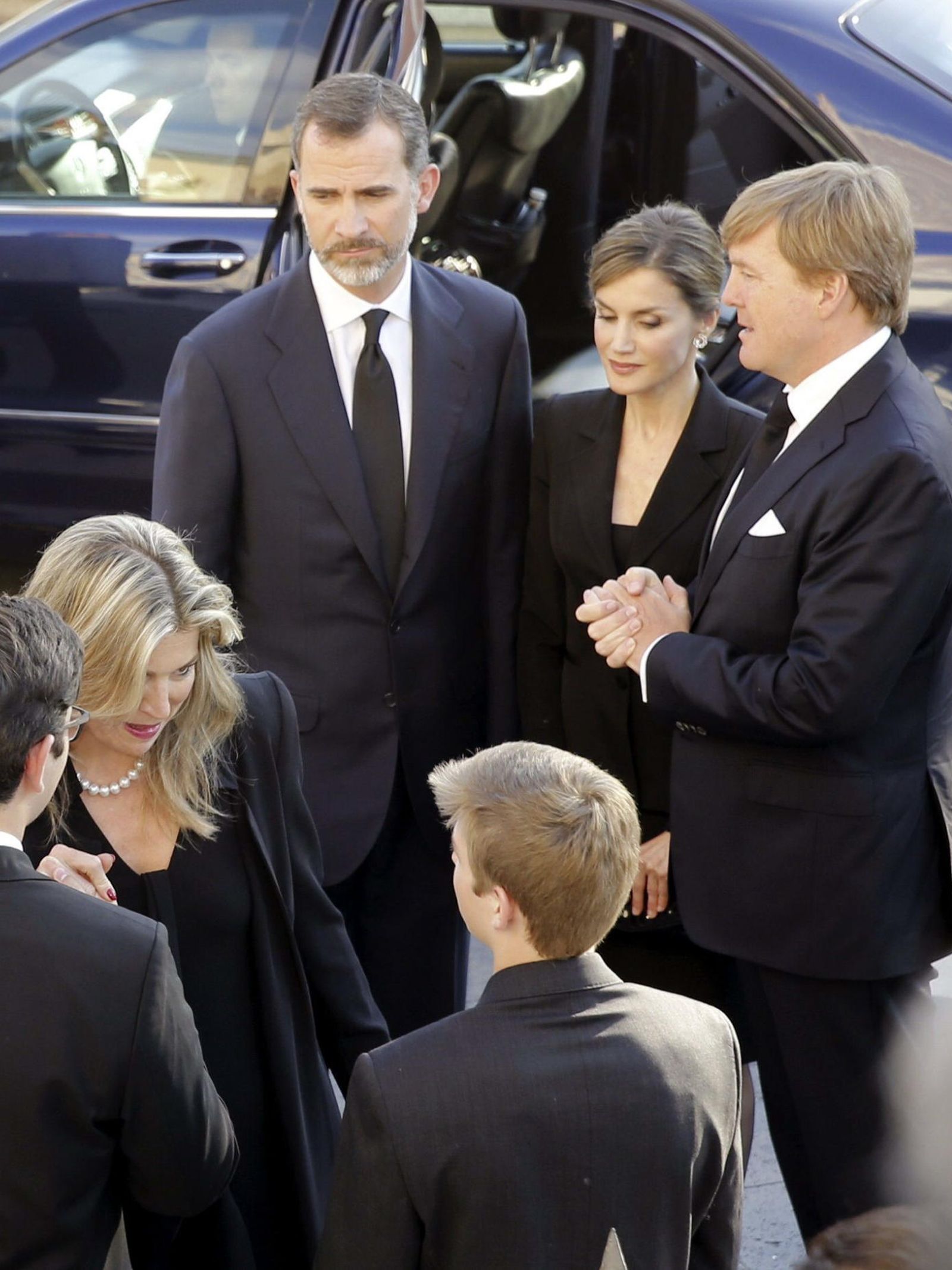 Felipe VI y Letizia, junto a Guillermo de Holanda a su llegada al funeral por Kardam de Bulgaria. (EFE/Juanjo Martin)