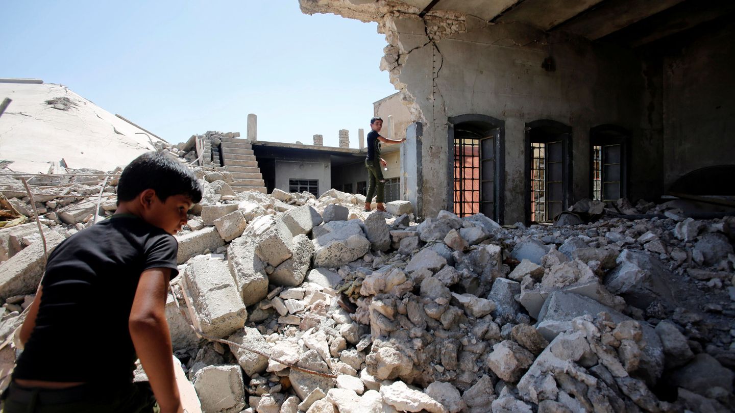 Varios niños escalan los escombros de su antigua casa en Mosul, en agosto de 2018. (Reuters)