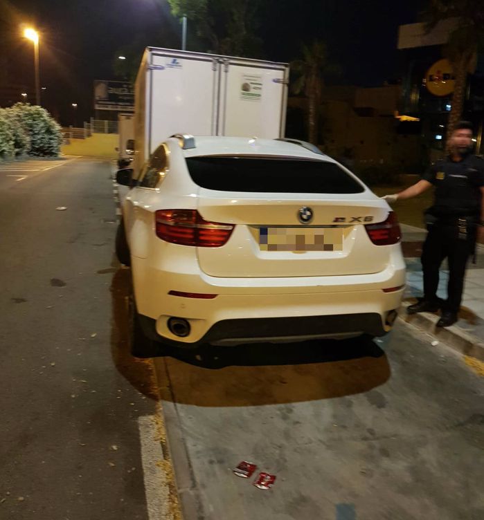 El BMW X6 blanco que fue detenido por la Policía. (EC)