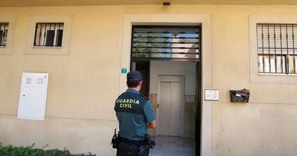 Foto: Un Guardia Civil custodia la entrada a la vivienda, en Huercal de Almería, de la mujer detenida por su presunta relación con la muerte violenta de su hijo. (Efe) 