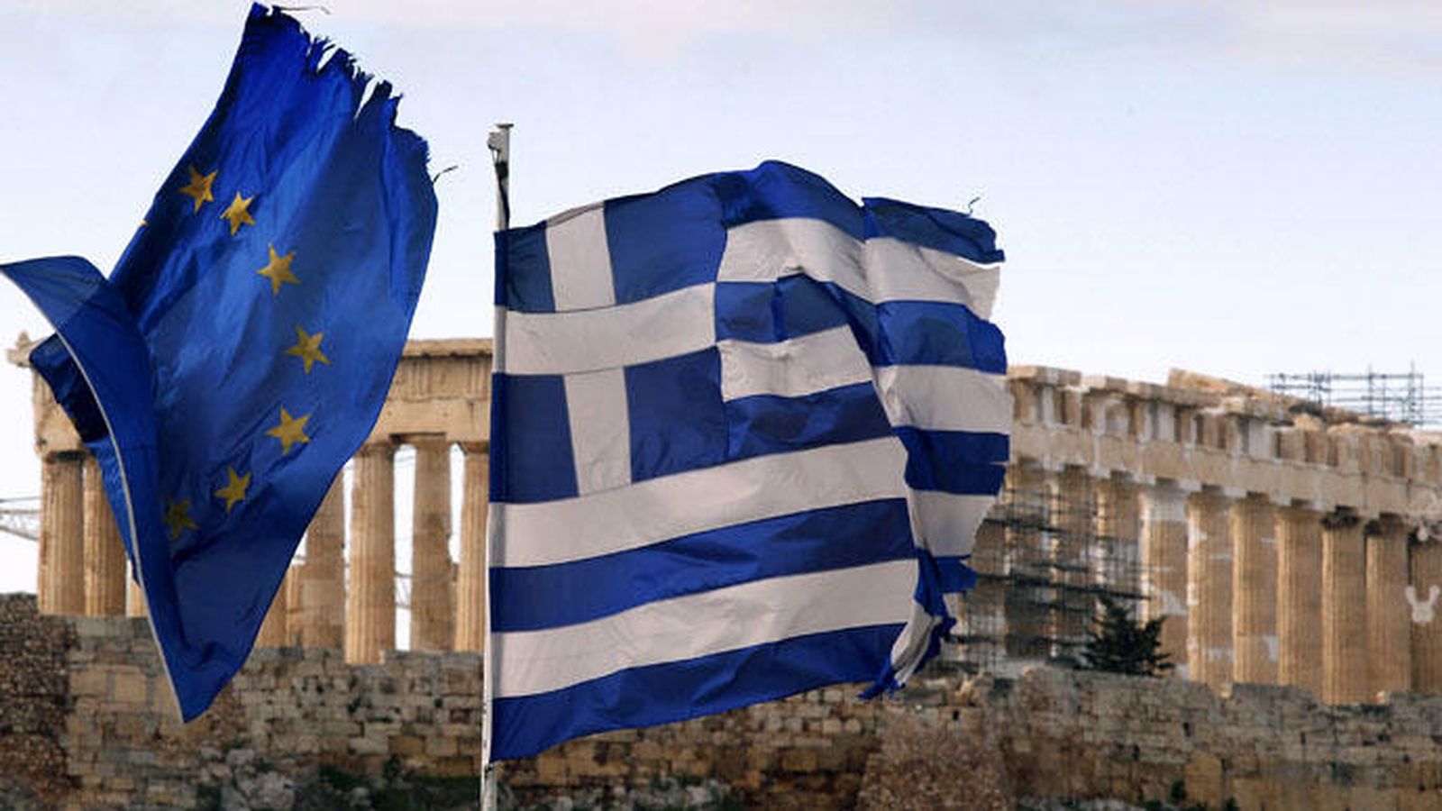 Foto: Las banderas de la Unión Europea y Grecia en Atenas. (Reuters)
