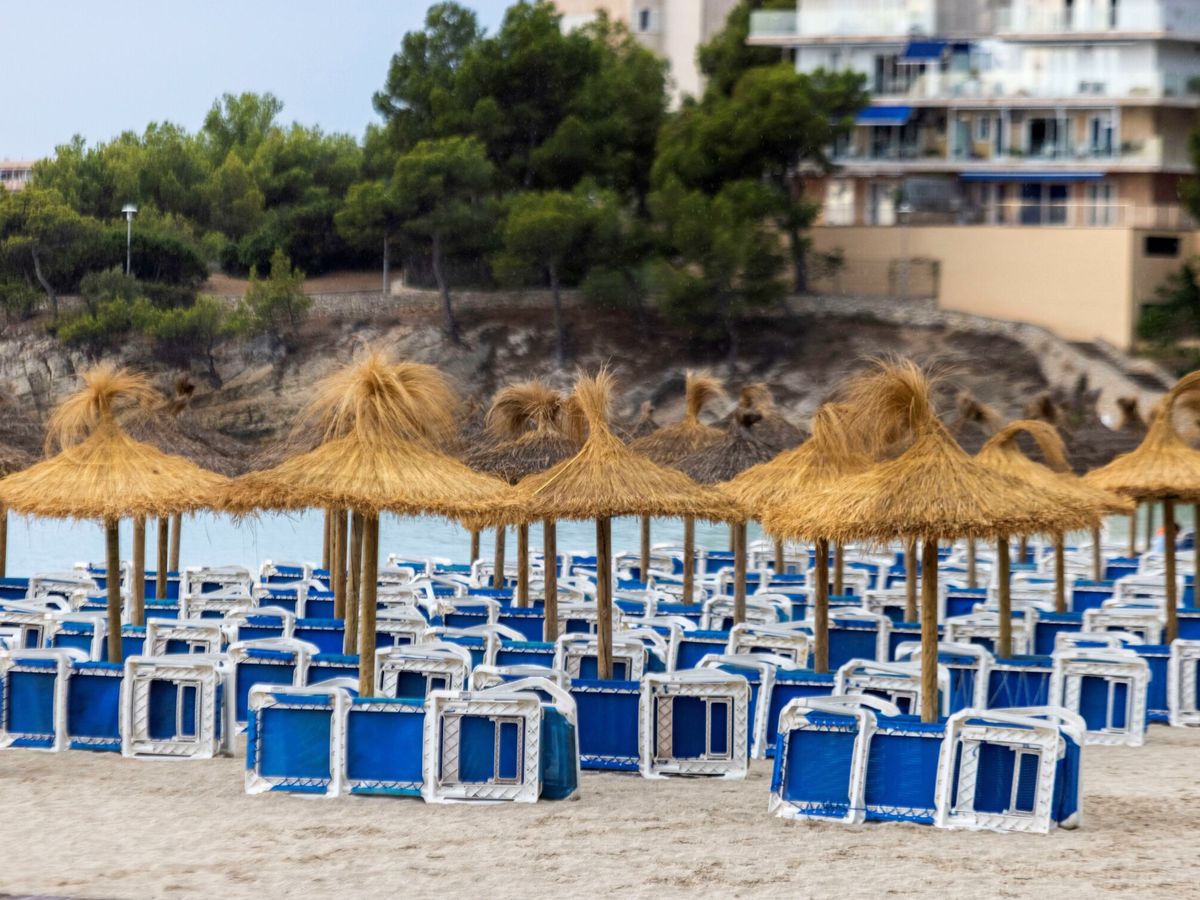 Foto: Hamacas plegadas en una playa de Palma de Mallorca. (EFE)