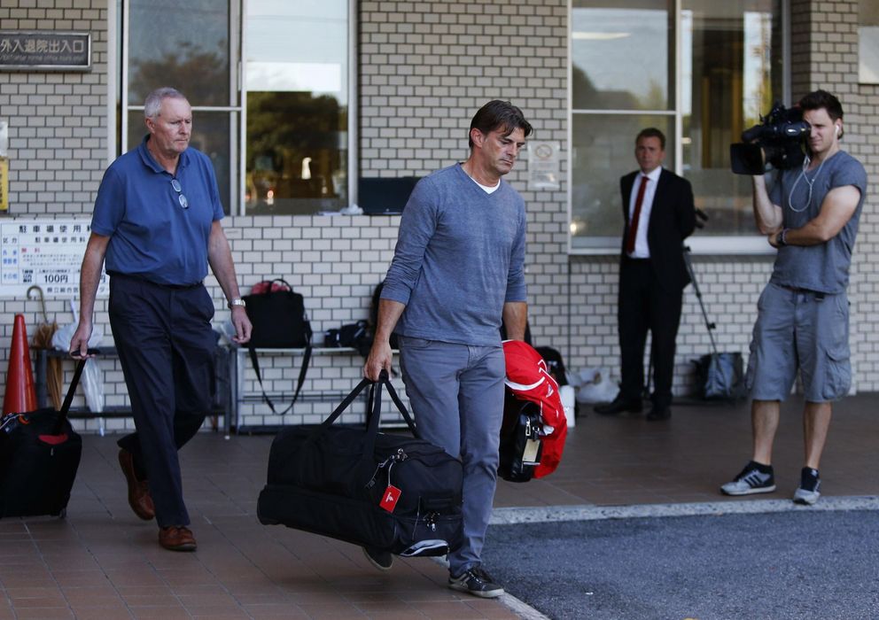 Foto: Lowdon abandona el hospital donde se encuentra Bianchi (Reuters).