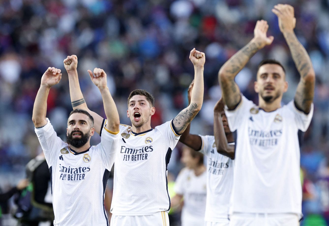 Carvajal, Valverde y Joselu celebran un triunfo del Madrid. (Reuters/Albert Gea)