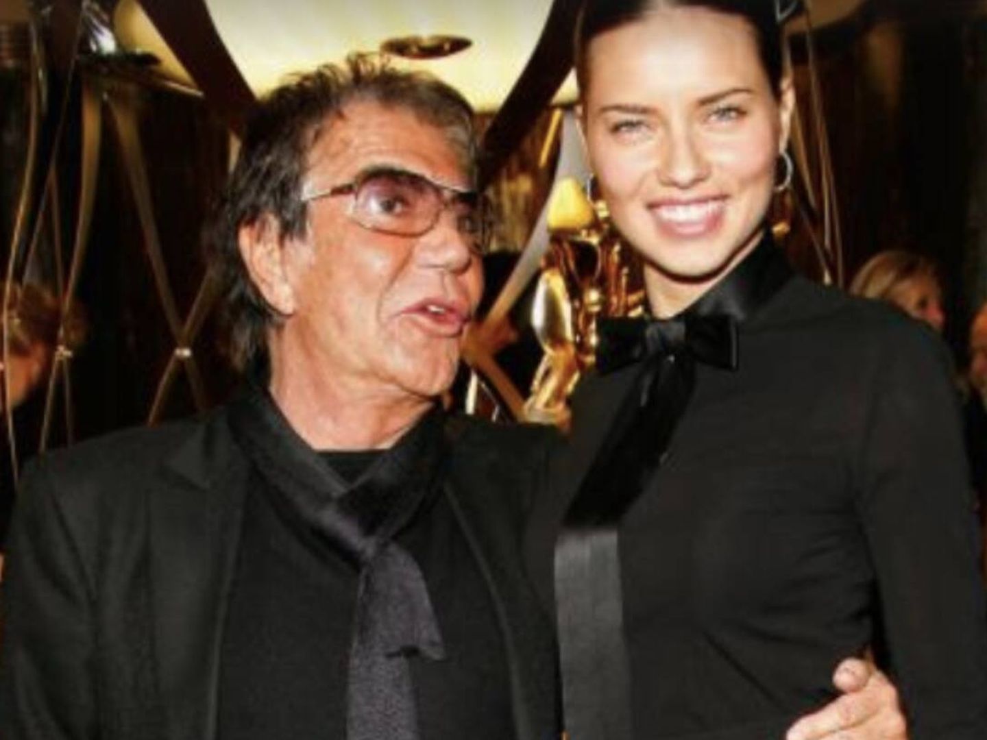 Adriana Lima luce un total look negro junto a Roberto Cavalli. (Instagram/ @adrianalima)