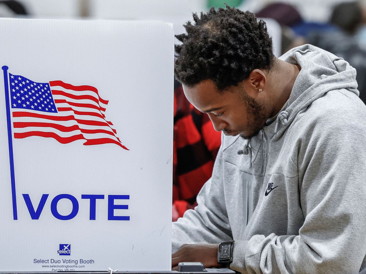 Foto: Un votante en Míchigan. (Reuters/Evelyn Hockstein)