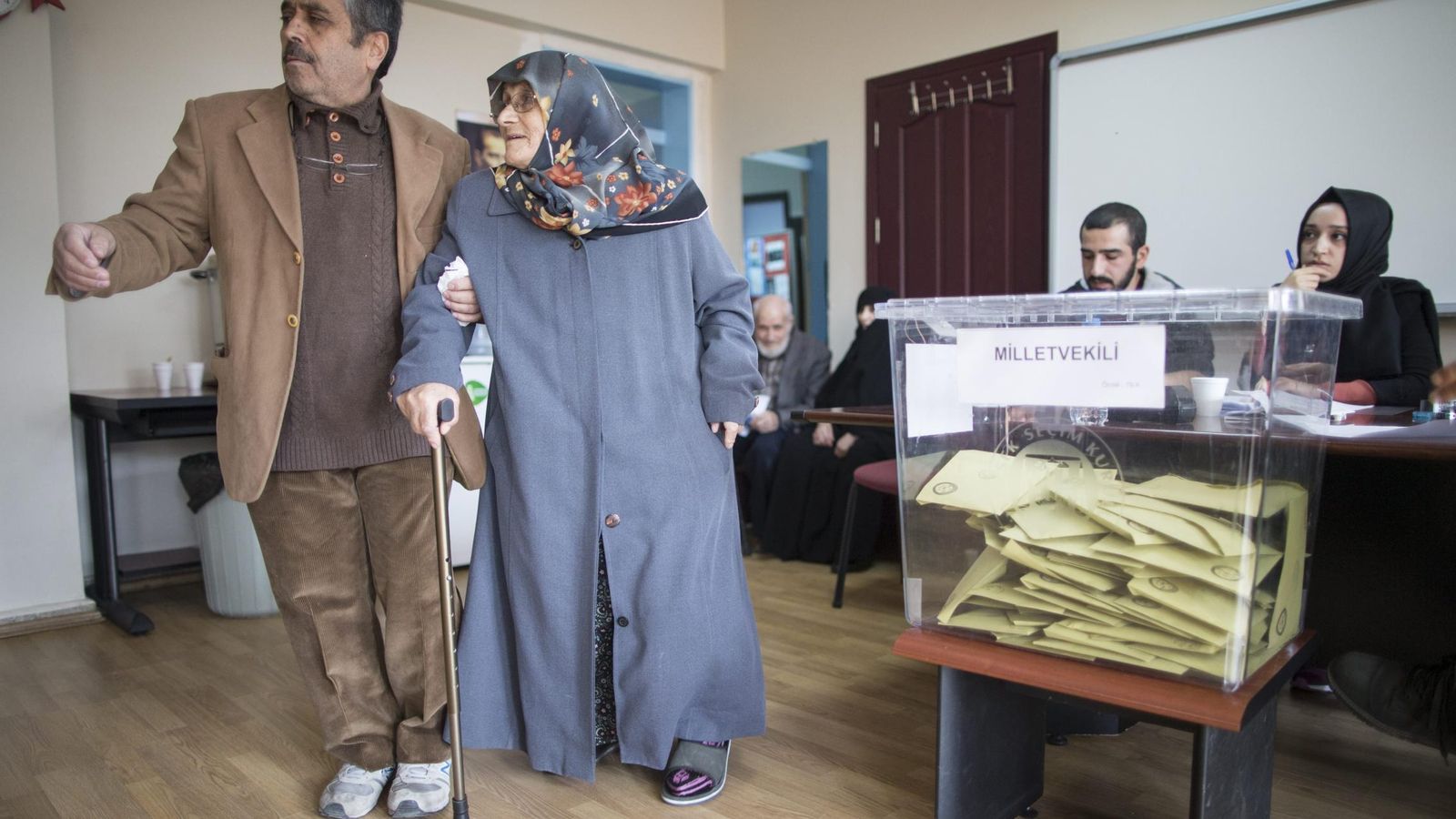 Foto: Un ciudadano turco acude con su madre a votar en Estambul, 1 de noviembre de 2015 (EFE)