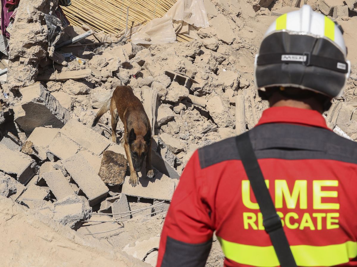 Foto: Trabajos de rescate de la UME en Marruecos. (EFE/Kiko Huesca)