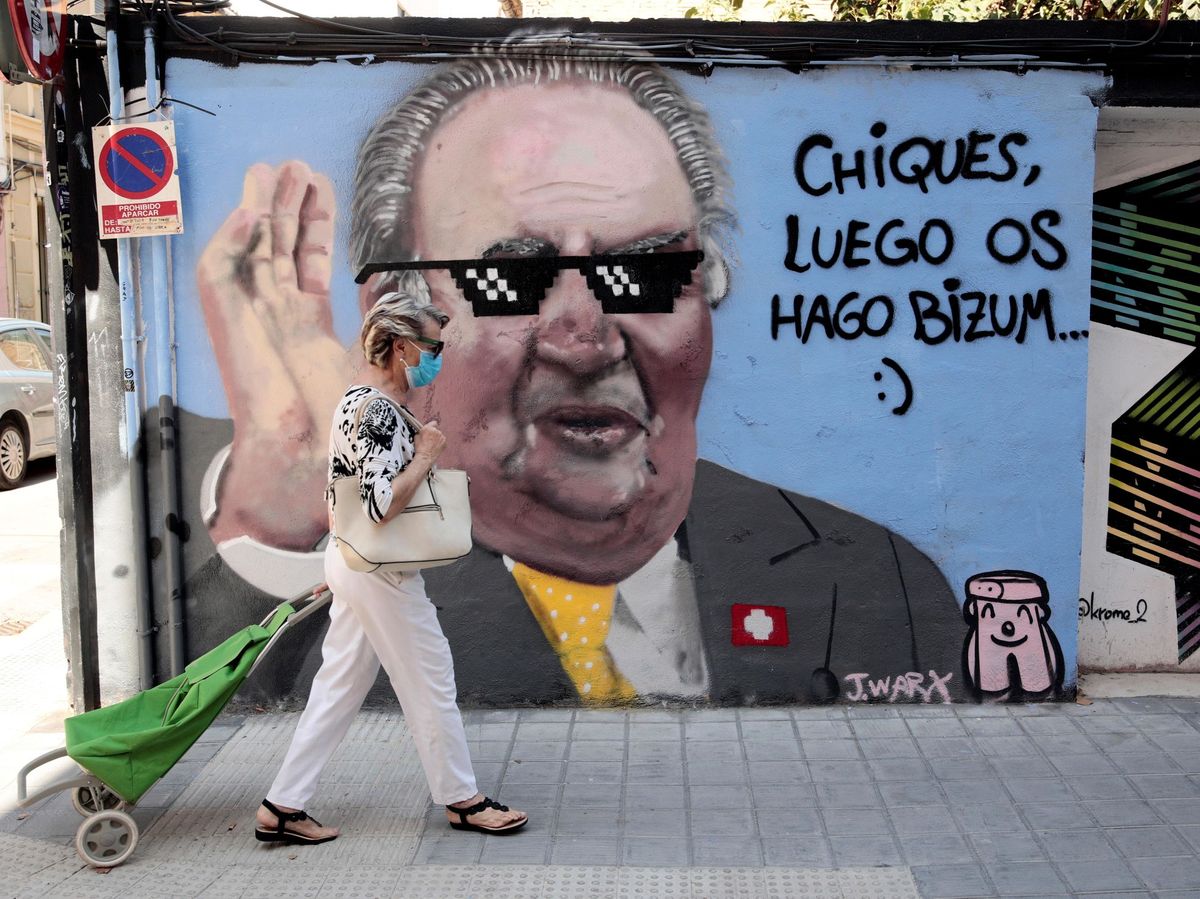 Foto: Un grafiti del Rey emérito firmado por el artista J. Warx en una calle de Valencia. (EFE/Biel Aliño)