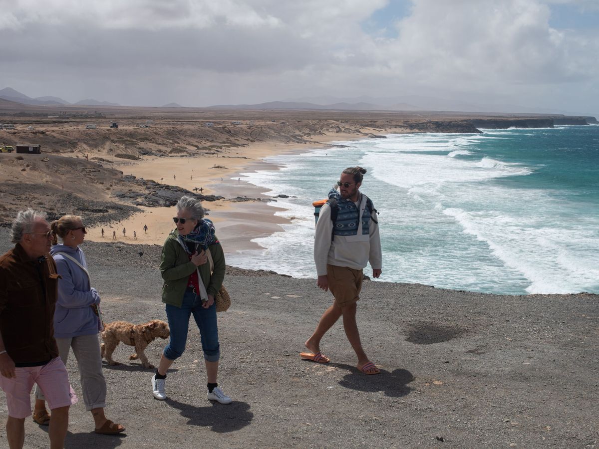 Foto: Turistas en Fuerteventura. (EFE/Carlos de Saá)