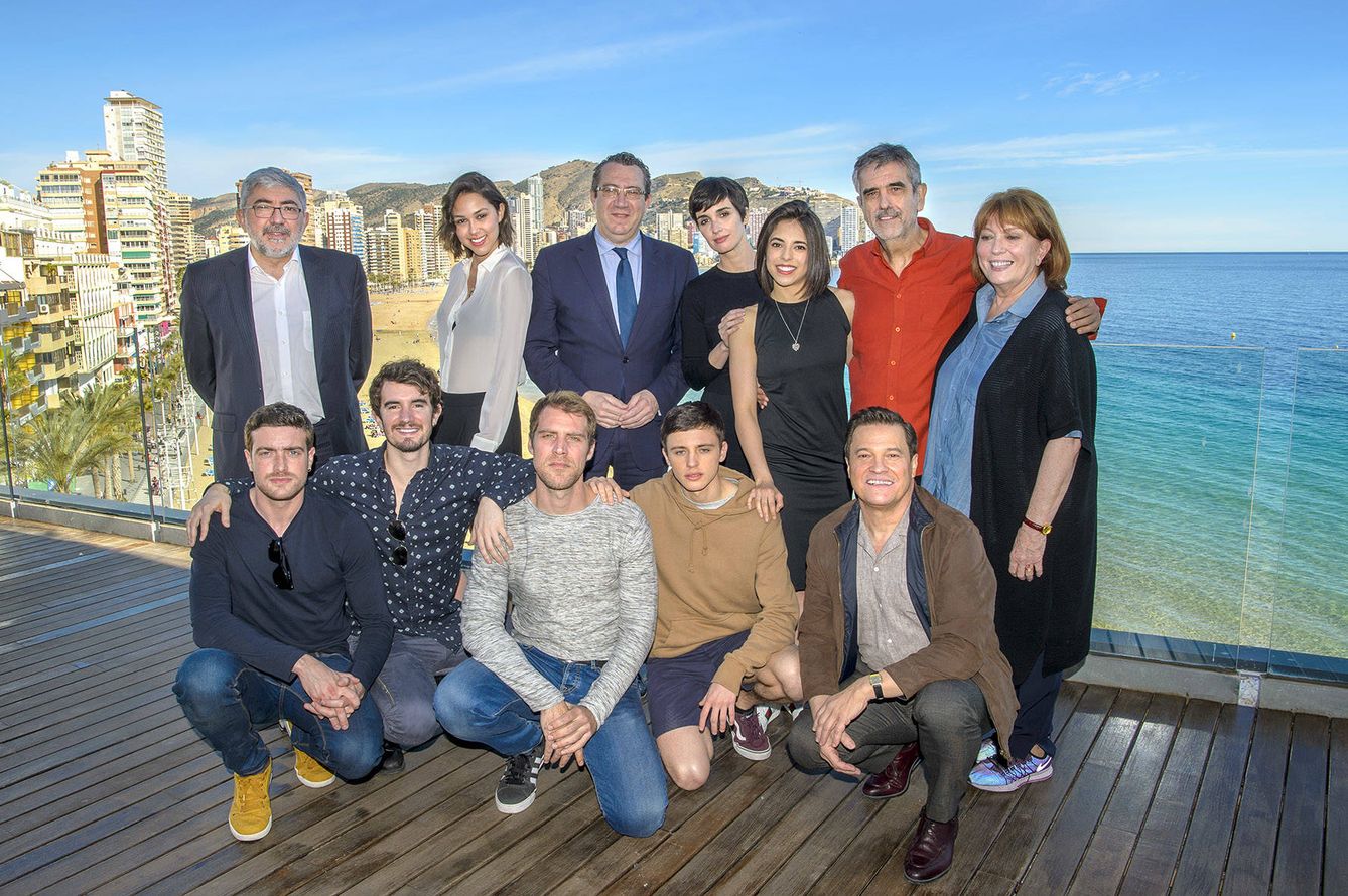 Elenco de actores de 'Fugitiva' con los responsables de TVE y el alcalde de Benidorm. 