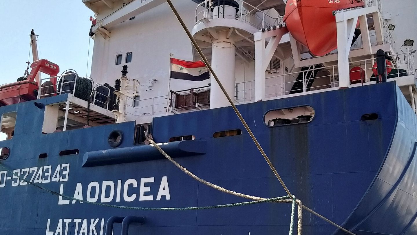 El barco 'Laodicea' atracado en el puerto de Trípoli, en el norte del Líbano, el 29 de julio de 2022. (REUTERS)