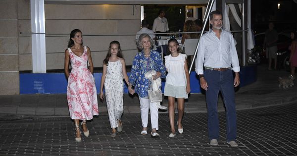 Foto: Los reyes y sus hijas con Doña Sofía saliendo del restaurante. (Limited Pictures)