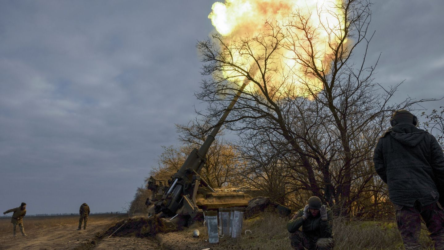 Militares ucranianos disparan desde un cañón en Jersón. (EFE/Stanislav Kozliuk) 