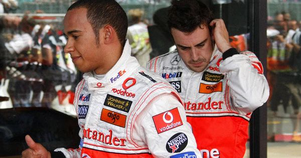 Foto: Lewis Hamilton y Fernando Alonso, durante la temporada 2007. (Reuters)