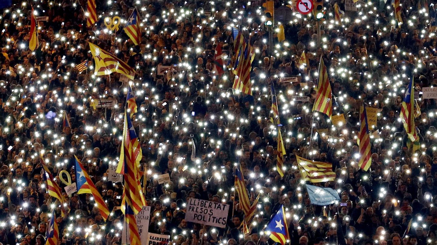 Vista general de la manifestación convocada por la ANC y Òmnium en Barcelona para exigir la libertad de Jordi Sánchez, Jordi Cuixart y los miembros del Govern cesados. (EFE)