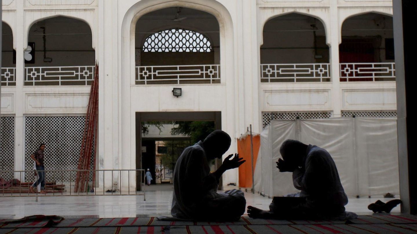 Dos hombres rezan en una mezquita de Pakistán (Reuters).