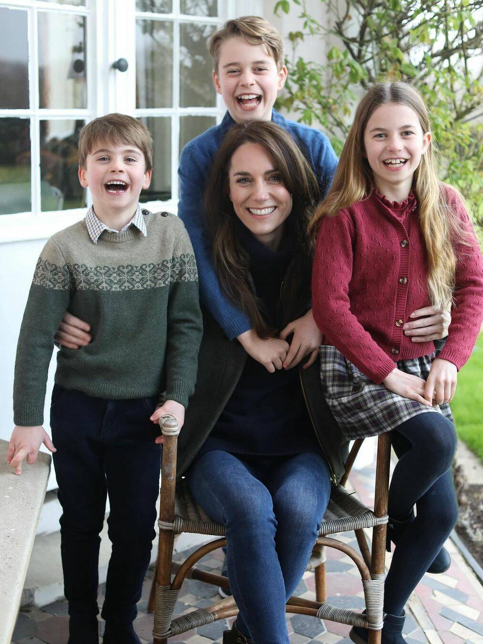 Kate Middleton, junto a sus hijos, en una imagen distribuida para celebrar el Día de la Madre. (Palacio de Kensington)
