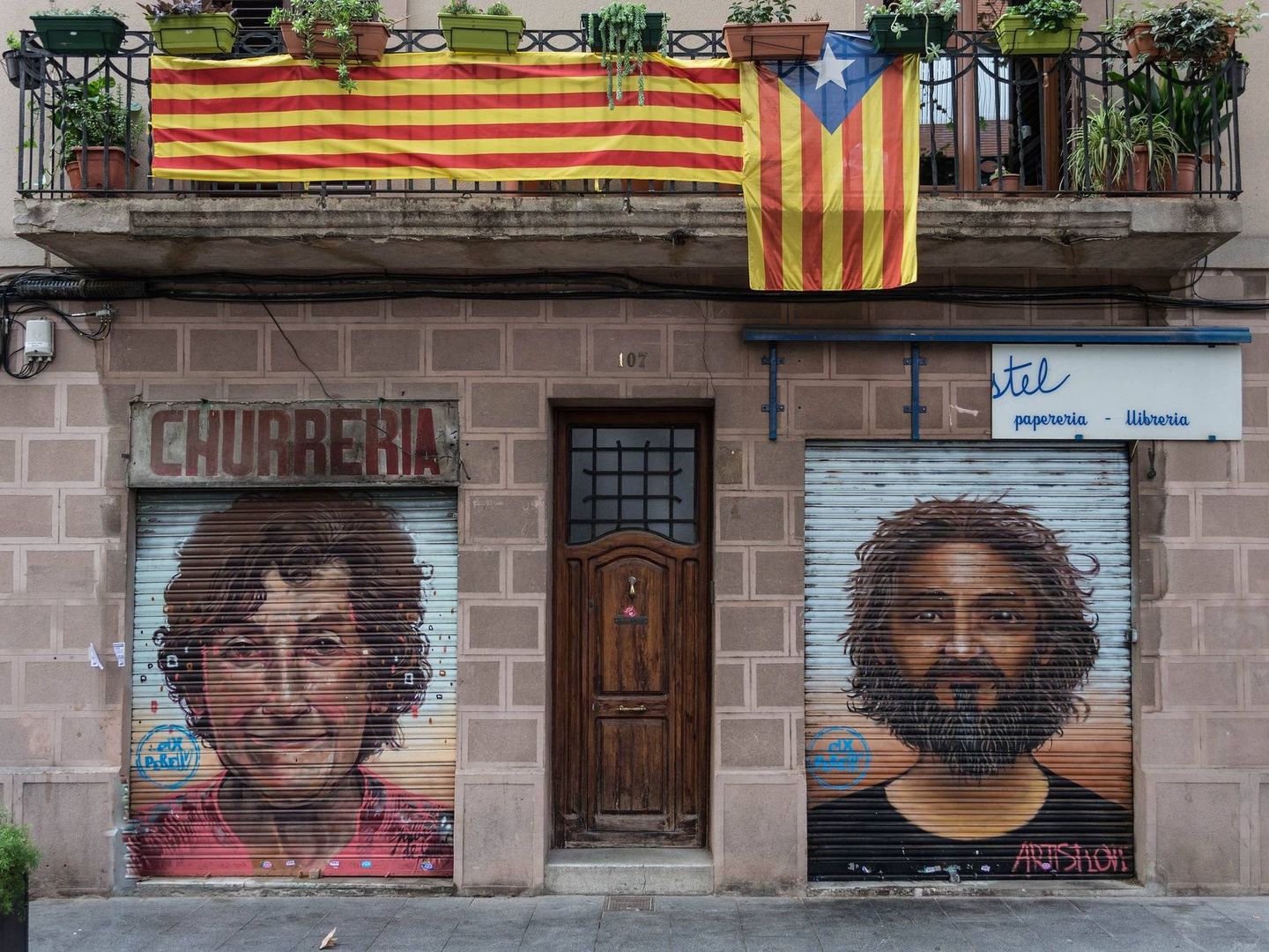 Una churrería y una papelería en una calle de Barcelona. (Pixabay)