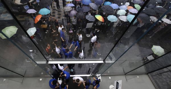Foto: Clientes haciendo cola para comprar el iPad en una Apple Store. (Reuters/P. K.)