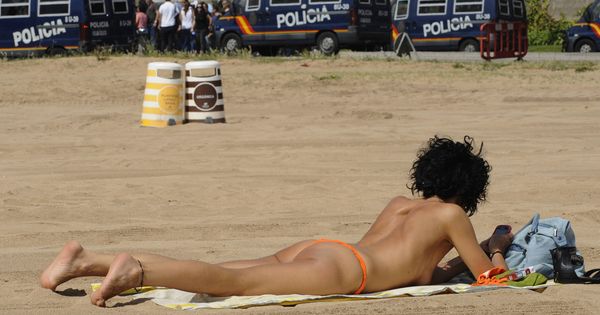Foto: Una mujer hace topless en una playa de Gijón, en junio de 2012. (Reuters)