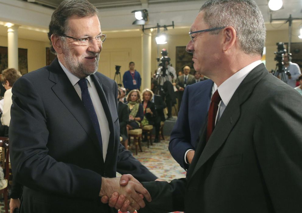 Foto: El presidente del Gobierno, Mariano Rajoy, saluda al ministro de Justicia, Alberto Ruiz Gallardón (Efe)