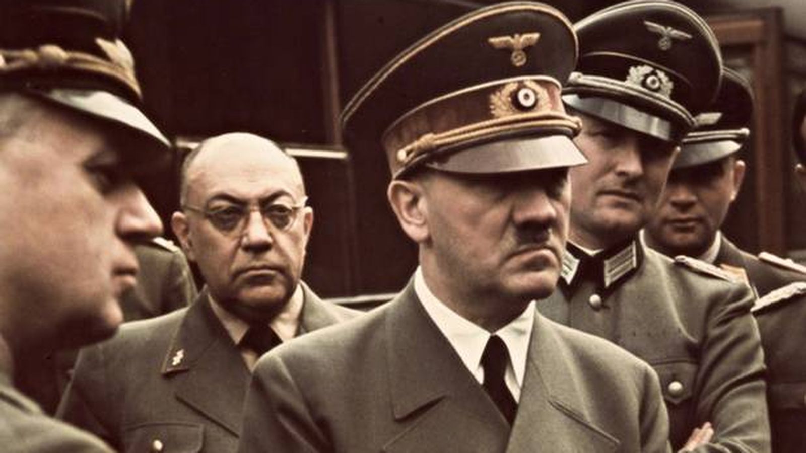 Foto: El doctor Theodor Morell (a la izquierda, detrás de su paciente, Adolf Hitler)