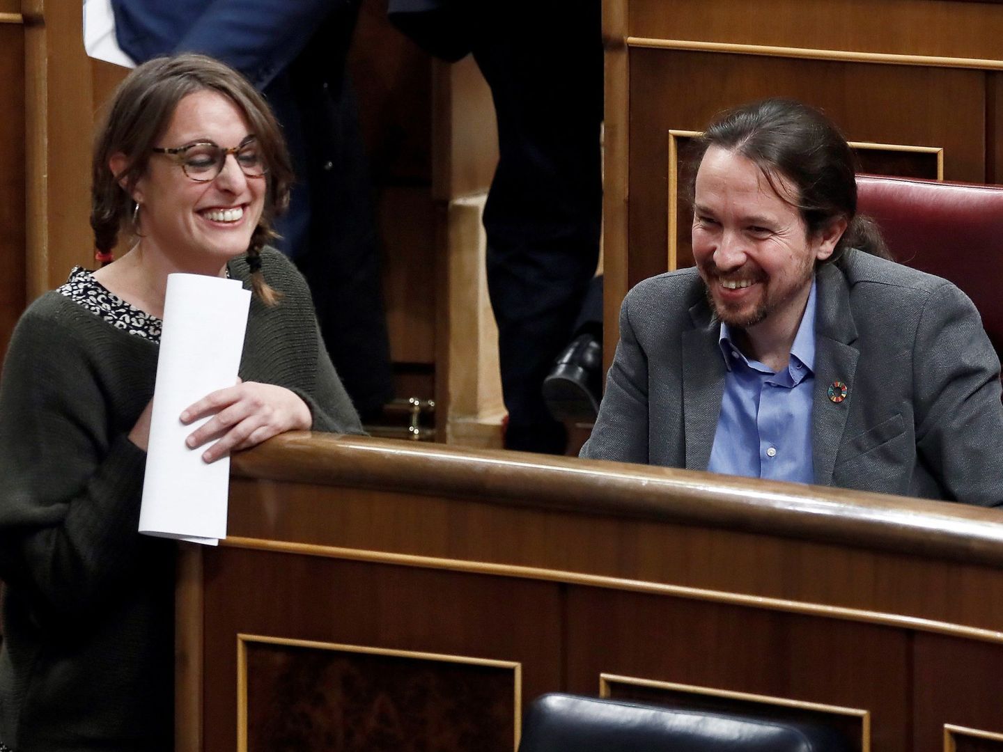La diputada de la CUP Mireia Vehí bromea con el líder de Unidas Podemos, Pablo Iglesias. (EFE)
