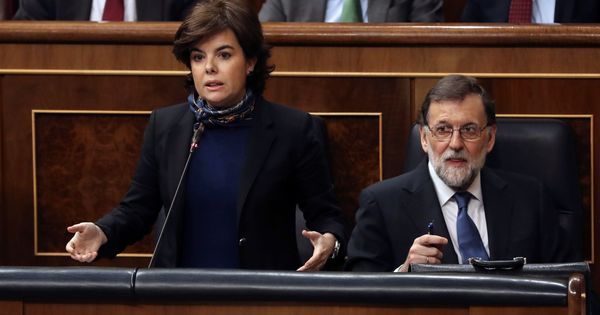 Foto: La vicepresidenta del gobierno, Soraya Sáez de Santamaría, y el presidente del Gobierno, Mariano Rajoy, en la sesión de control al Gobierno. (EFE)