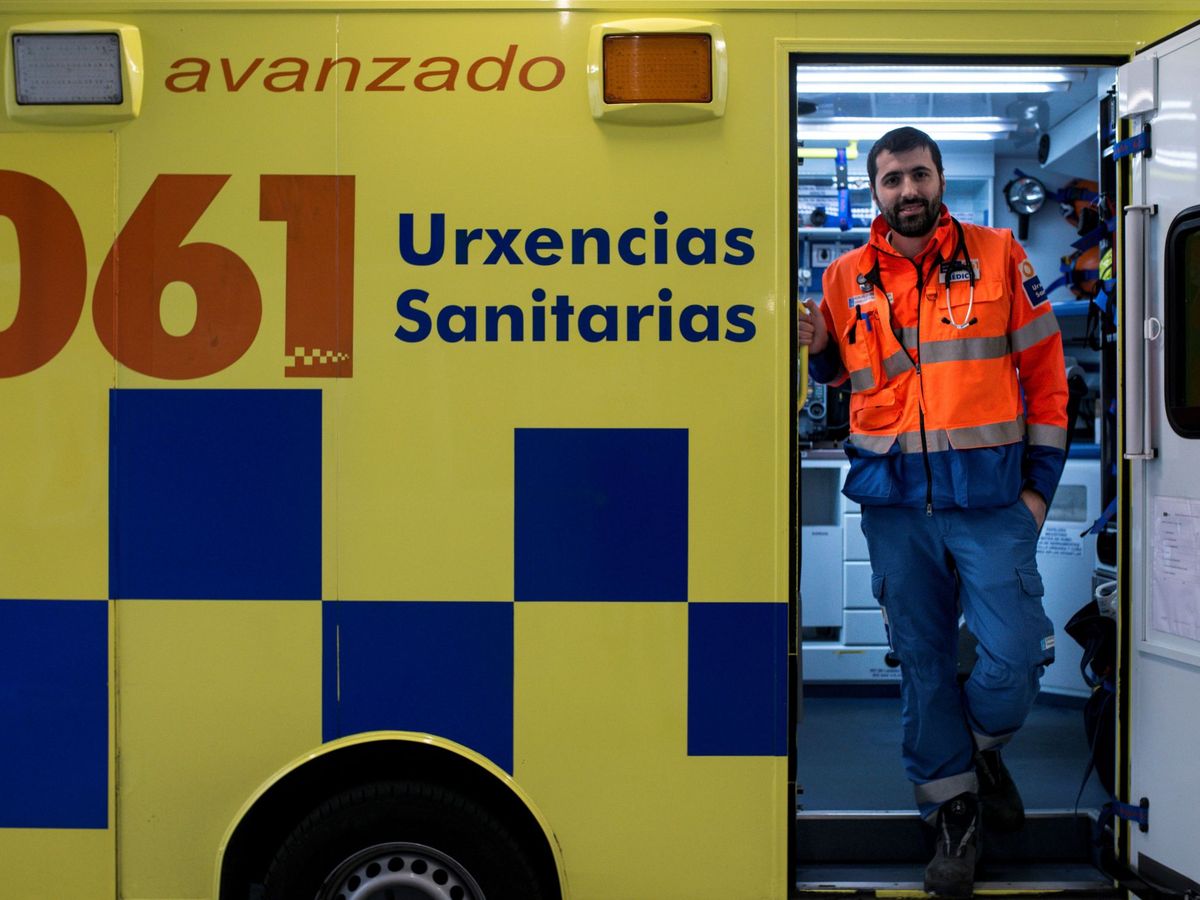 Foto: Imagen de archivo de una ambulancia en Galicia. (EFE/Brais Lorenzo)