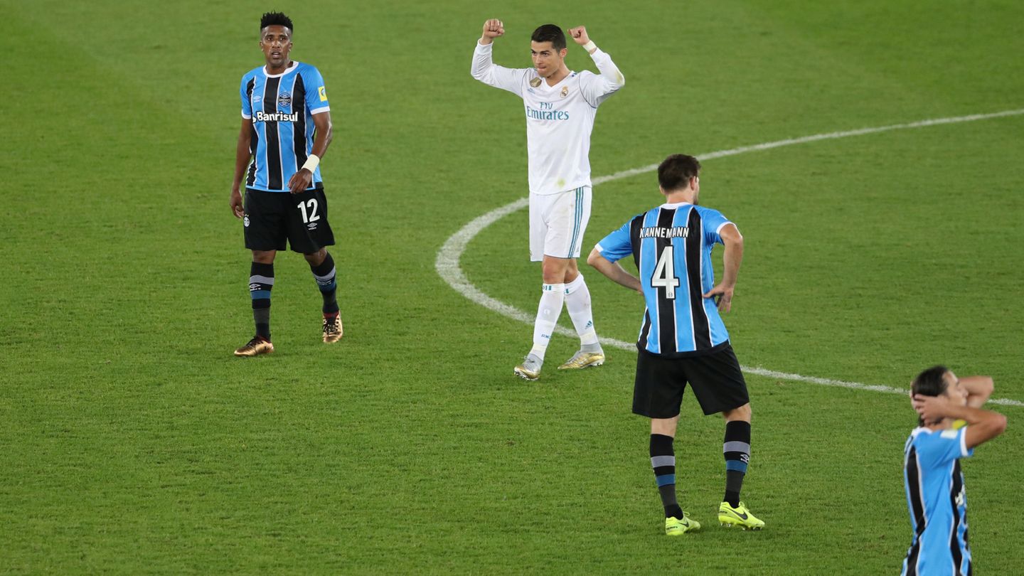 Cristiano celebra el triunfo ante los jugadores de Gremio. (Reuters)