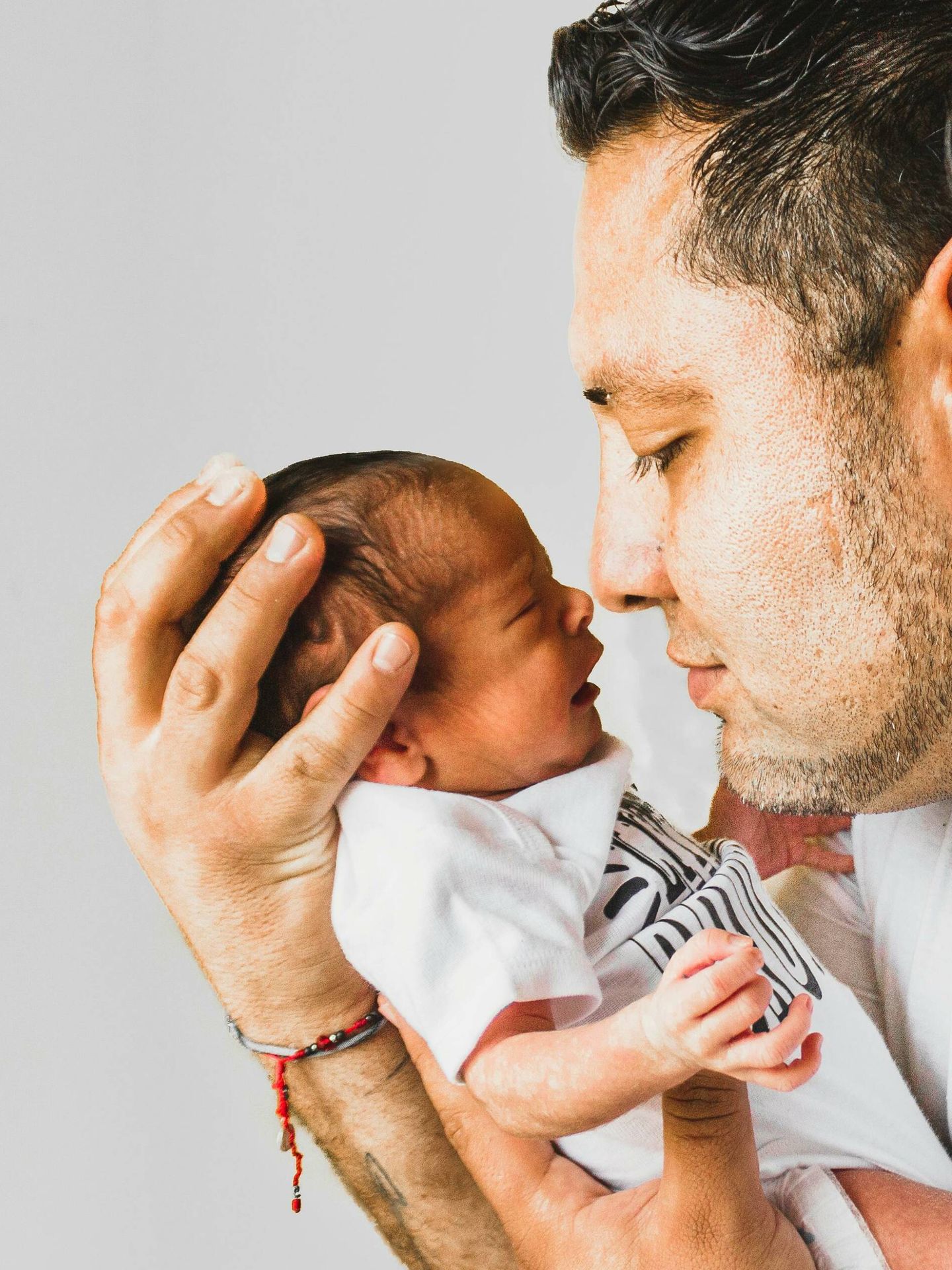 Álvaro Bilbao explica por qué puede tardar en nacer el vínculo con el bebé. (Pexels/Laura García)