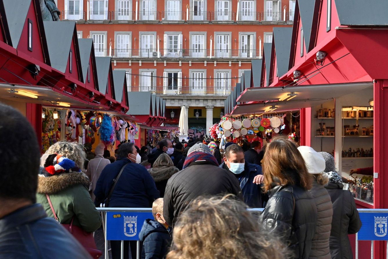 Tradicional mercadillo navideño de la Plaza Mayor de Madrid. (EFE/Victor Lerena)