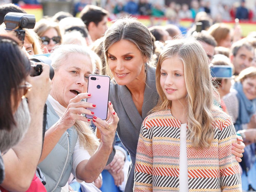 Foto: La Reina y Leonor, haciéndose un selfie. (Casa Real)