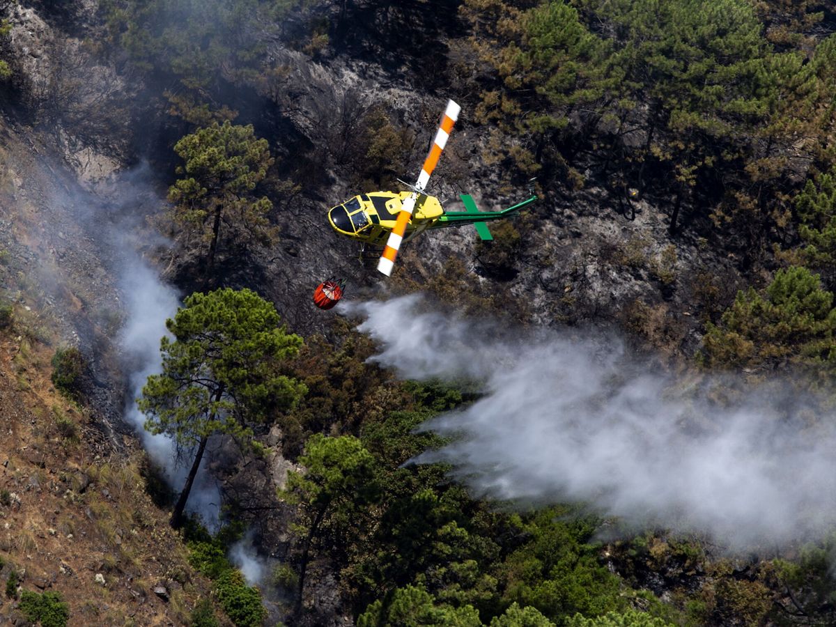 Foto: Un helicóptero trabaja en la estabilización del incendio de Pujerra. (EFE/Daniel Pérez)