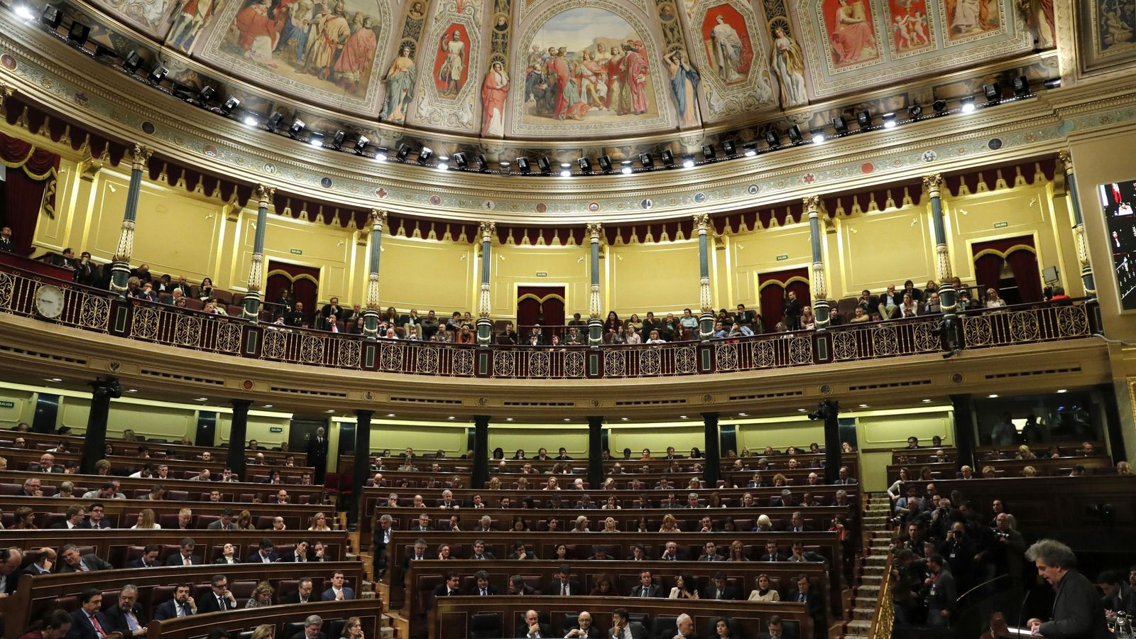 Foto: El Congreso de los Diputados durante la sesión de investidura de Pedro Sánchez. (Efe/Javier Lizón)
