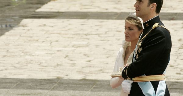 Foto: Los reyes Letizia y Felipe, el día de su enlace en la Almudena. (Getty)