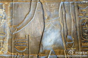 Pintada de un adolescente chino en el santuario egipcio de Luxor.