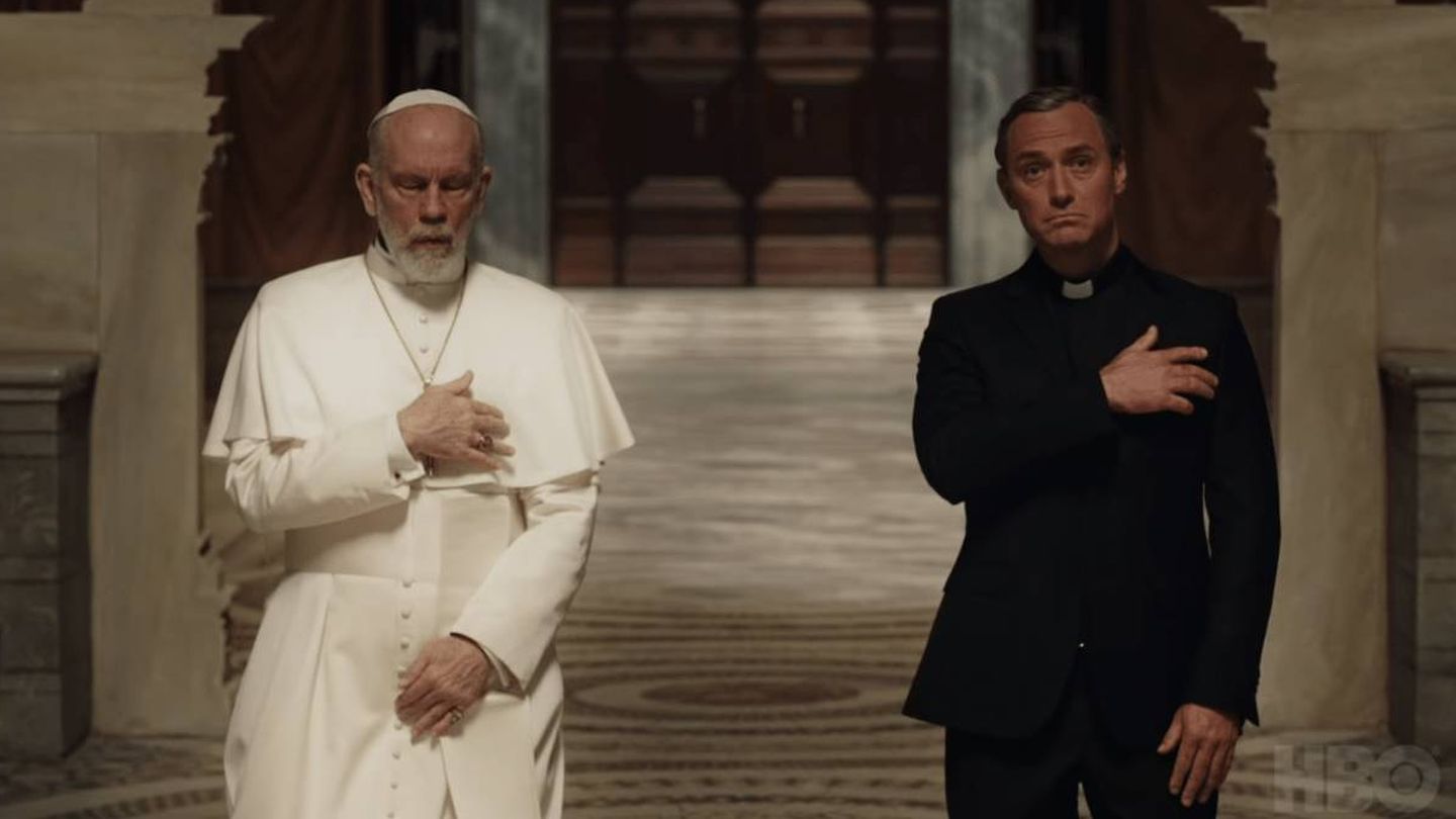 John Malkovich y Jude Law, en 'The New Pope'. (HBO)