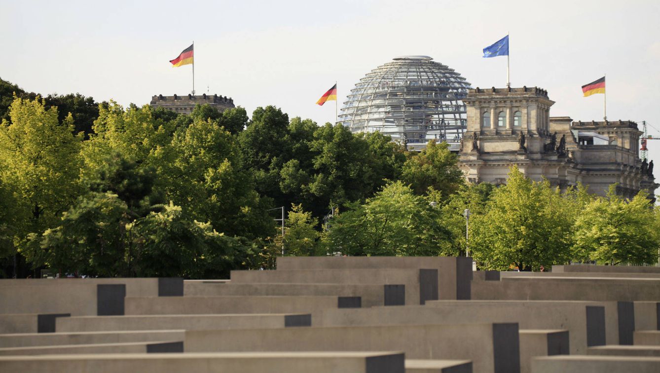 Monumento a los judíos con vistas al Parlamento alemán. (iStock)