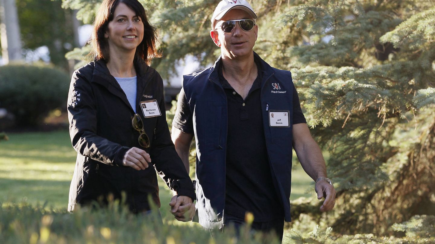Jeff Bezos con MacKenzie, su ex, con quien visitó Villafrechós. (Reuters)