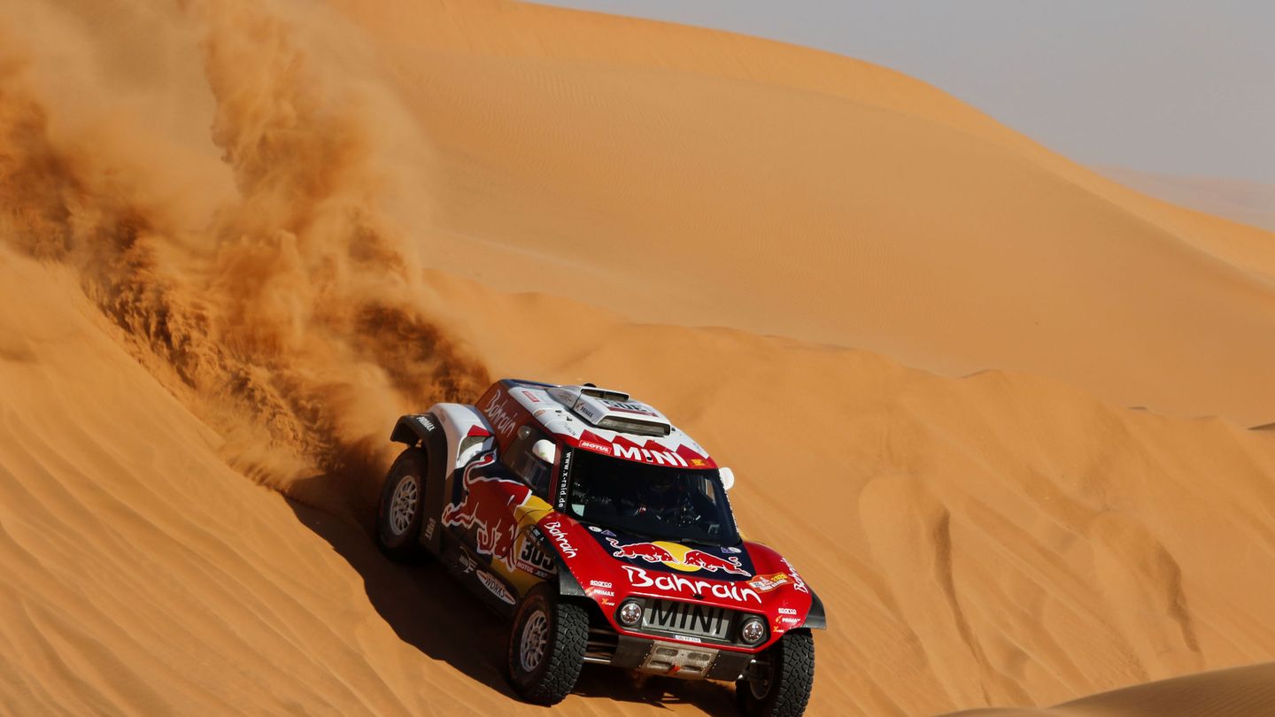 Carlos Sainz, descendiendo una duna. (EFE)