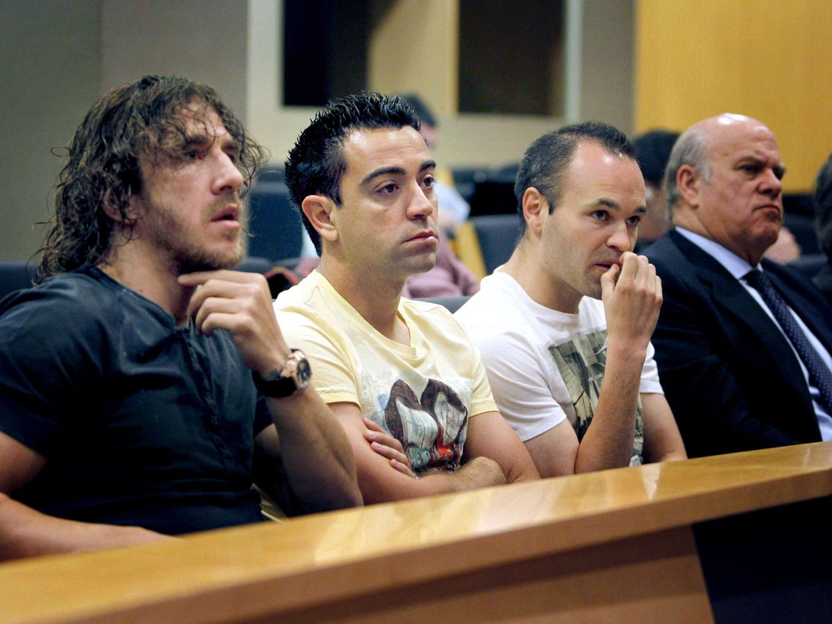 Foto: Ginés Carvajal, junto a Puyol, Xavi e Iniesta, en la despedida de Valdés en 2013. (EFE/Toni Albir)
