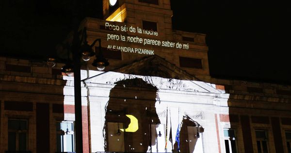 Foto: Fachada del edificio de la Comunidad en la Puerta del Sol de Madrid durante 'La noche de los libros' de 2016. (EFE)