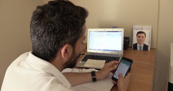 Foto: El abogado Bayram Arslan transcribiendo sus escritos a las redes sociales. (P. Cebrián)