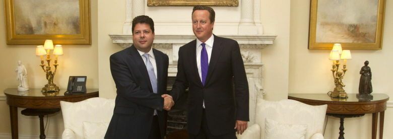 El primer ministro británico, David Cameron (d), estrecha la mano al ministro principal de Gibraltar, Fabian Picardo. (EFE)