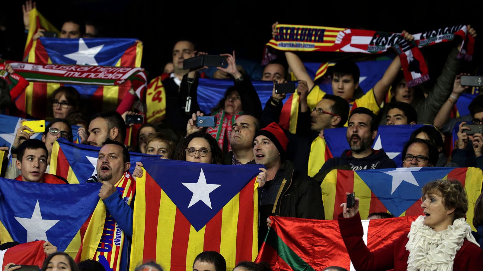 Foto: Varias personas sostienen esteladas durante un partido en el Camp Nou. (Efe)